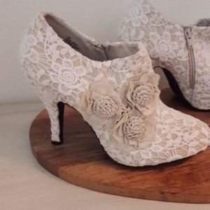 NWOT Dolce by Mojo Moxi bootie heels SZ 10